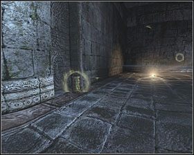 Stojąc twarzą do starożytnego zamka zalanego wodą, skręć w prawo i wejdź do budynku przez drzwi, koło którego palą się niebieskie znicze - Ruins | Kanistry w Aliens vs Predator - Aliens vs Predator - poradnik do gry