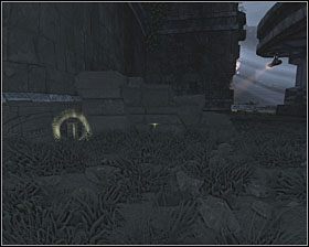 Obok statku Predatora stoi niski, parterowy budynek - Ruins | Kanistry w Aliens vs Predator - Aliens vs Predator - poradnik do gry