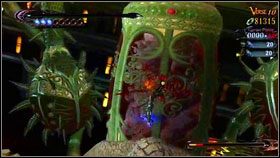 Gdy boss zostanie ogłuszony, wbiegamy na szyję, omijamy świecące dyski [1], a następnie niszczymy serce [2] - Chapter XV: A Tower of Truth (2) | Opis przejścia Bayonetta - Bayonetta - poradnik do gry