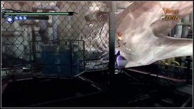 Zaraz po rozpoczęciu etapu idziemy za siatkę po prawej i otwieramy pierwszego Witch Tomba z Broken Witch Heart [1] - Chapter XII: The Broken Sky | Opis przejścia Bayonetta - Bayonetta - poradnik do gry