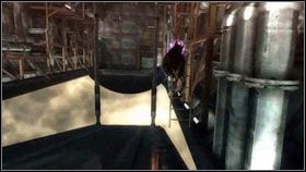 Kilka pomieszczeń później dojdziemy do wysokiej ściany kontenerów - Chapter XII: The Broken Sky | Opis przejścia Bayonetta - Bayonetta - poradnik do gry