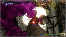 Po kilku atakach boss zostanie ogłuszony [1], a my musimy wbiec na jego szyję - Chapter XI: The Cardinal Virtue of Justice | Opis przejścia Bayonetta - Bayonetta - poradnik do gry