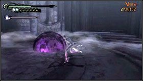 Gdy dojdziemy do przezroczystych przeciwników [1], atakujemy ich używając fragmentów otoczenia - Chapter VI: The Gates of Paradise | Opis przejścia Bayonetta - Bayonetta - poradnik do gry