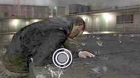 Teraz skieruj się w stronę schodów, po czym wybierz opcję wejścia na dach - Rozdziały: Eureka - Stary magazyn | Trofea Heavy Rain - Heavy Rain - poradnik do gry