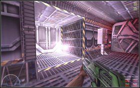 Na dole aktywujemy przycisk na środkowym filarze i przechodzimy przez drzwi za nim - Episode I - Derelict - Marines - Aliens vs Predator Classic 2000 - poradnik do gry