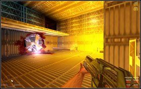 Biegnąc głównym korytarzem dotrzemy do pomieszczenia z niebieskimi światłami i wiatrakami na dole - Episode I - Derelict - Marines - Aliens vs Predator Classic 2000 - poradnik do gry