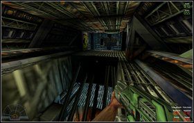 Przedostajemy się kolejnym wąskim przejściem - w dużym pomieszczeniu skręcamy w prawo do drzwi, [1] a po ich otwarciu odskakujemy do tyłu, żeby uniknąć ataku Obcych - Episode II - Colony - Marines - Aliens vs Predator Classic 2000 - poradnik do gry