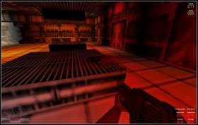 Przed jednym z następnych wejść zobaczymy dziurę w ziemi [1] - za drzwiami są Facehuggery , którym nie można pozwolić się dotknąć (miotacz ognia sprawdzi się świetnie) - Episode II - Colony - Marines - Aliens vs Predator Classic 2000 - poradnik do gry