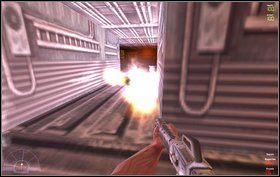 Za korytarzem znajdziemy się w wysokim pomieszczeniu - okrążamy platformę i szukamy miejsca z barierkami - Episode III - Invasion - Marines - Aliens vs Predator Classic 2000 - poradnik do gry