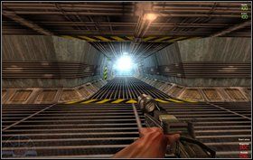 W korytarzu skręcamy od razu w drzwi po lewej - do pomieszczenia oświetlonego na zielono (z dużym ekranem) - Episode III - Invasion - Marines - Aliens vs Predator Classic 2000 - poradnik do gry