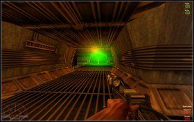 Na końcu (koło mocnych świateł) skręcamy w prawo a potem w lewo, uważając na kręcącego się nieopodal Facehuggera (w pobliżu jest też trochę sprzętu) - Episode III - Invasion - Marines - Aliens vs Predator Classic 2000 - poradnik do gry