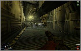 Na górze biegniemy korytarzem, mijając zamknięte drzwi oświetlone na czerwono i okno (koło którego jest zbroja - Episode V - Tyrargo - Marines - Aliens vs Predator Classic 2000 - poradnik do gry