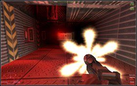 W ciemnych korytarzach oświetlonych na czerwono czeka nas wielu Obcych wyskakujących przez dziury w suficie - Episode V - Tyrargo - Marines - Aliens vs Predator Classic 2000 - poradnik do gry