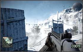 SCAR-L - Karabinek znajduje się na jednym z podestów po lewej części miasteczka, do którego schodzisz po ściągnięciu satelity z orbity - Kolekcja broni | Sekrety Battlefield Bad Company 2 - Battlefield: Bad Company 2 - poradnik do gry