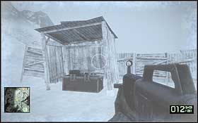 (1 ) Przekaźnik znajdziesz obok pierwszego skupiska budynków, pod wiatą, tuż za najbardziej na lewo położonym domkiem - Przekaźniki (1) | Sekrety Battlefield Bad Company 2 - Battlefield: Bad Company 2 - poradnik do gry