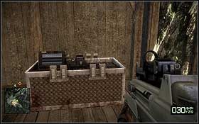 Po uwolnieniu Flynna nie wsiadaj od razu na ATV, ale skieruj swoje kroku do stojącego naprzeciwko hangaru drewnianego budynku - Przekaźniki (3) | Sekrety Battlefield Bad Company 2 - Battlefield: Bad Company 2 - poradnik do gry