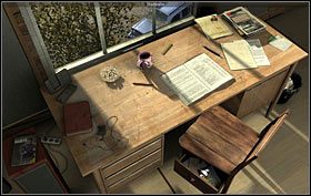Po rozmowie z Ruth przyjrzyj się biurku (zbliżenie), przy którym stoi Nicole - Mieszkanie Nicole - Jersey City - Opis przejścia - 19.10.2009 - Art of Murder: Karty Przeznaczenia - poradnik do gry