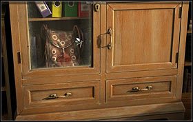 Palcami wyciągnij gwóźdź w listwie po prawej (u dołu szafki) i nożyczkami podważ szybę - Detalion, Luizjana - Opis przejścia - 22.10.2009 - Art of Murder: Karty Przeznaczenia - poradnik do gry