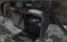 Po rozmowie z Dickiem podejdź do ogrodzenia i zabierz wiszący na nim materac , po czym maszeruj w stronę bramy stodoły (po prawej) - Norwitch, Maine (cz. 1) - Opis przejścia - 24.10.2009 - Art of Murder: Karty Przeznaczenia - poradnik do gry