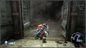 Gdy walka się skończy, biegniemy w prawo, przeskakujemy nad niebieskimi kulami [1] i otwieramy drzwi po drugiej stronie - The Choking Grounds (2) | Opis przejścia Darksiders - Darksiders - poradnik do gry