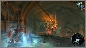 Żeby zdobyć kolejny miecz, wskakujemy na balkon nad niebieską kulą [1] - Twilight Cathedral (3) | Opis przejścia Darksiders - Darksiders - poradnik do gry