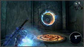 Wchodzimy na kamienny mechanizm tak jak poprzednio, a stamtąd zeskakujemy na półkę z dwoma świecącymi kręgami [1] - The Black Throne (4) | Opis przejścia Darksiders - Darksiders - poradnik do gry
