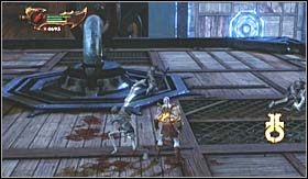 Wykonując z niej kolejny skok z wykorzystaniem R1 (w pewnym momencie będziesz zataczać koła huśtając się na łańcuchu, przez co aby dostać się na kolejny sześcian, będziesz musiał puścić się w odpowiednim momencie) trafisz na kolejny unieruchomiony sześcian - Jaskinie | Opis przejścia God of War III - God of War III - poradnik do gry