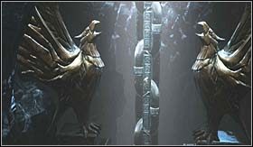 Po zakończonej rozmowie wykonaj skok (z zastosowaniem R1) i wskocz na łańcuch, poczym odbądź dłuższą wspinaczkę, mijając po drodze znajome miejsca - Jaskinie | Opis przejścia God of War III - God of War III - poradnik do gry