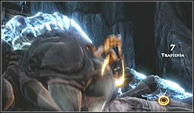 Jeśli zadasz mu wystarczająco dużo obrażeń i zniszczysz wszystkie kryształy na jego kończynach (po jednej stronie), ten padnie ze zmęczenia - Jaskinie CD (2) | Opis przejścia God of War III - God of War III - poradnik do gry