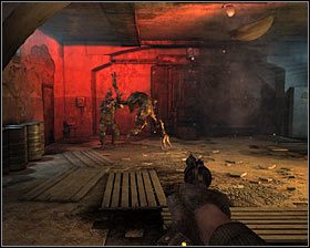 Po załączeniu się alarmu i wysłuchaniu komentarzy ze strony obecnych tu osób podejdź do bocznej szafki #1 i zabierz z niej apteczkę oraz rewolwer wraz z amunicją - Hunter* | Opis przejścia Metro 2033 - Prolog - Metro 2033 - poradnik do gry