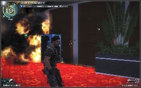 Skieruj się na piętro z dwoma drewnianymi drzwiami [1] , które wysadź w powietrze [2] przy pomocy granatów lub ładunków wybuchowych - Trzej Królowie | Opis przejścia Just Cause 2 - Agencja - Just Cause 2 - poradnik do gry