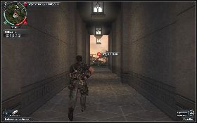 Po wylądowaniu w odpowiednim miejscu rozpraw się z żołnierzami [1] , a następnie wybiegnij na zewnątrz przez wąski korytarz [2] - W mrok | Opis przejścia Just Cause 2 - Agencja - Just Cause 2 - poradnik do gry