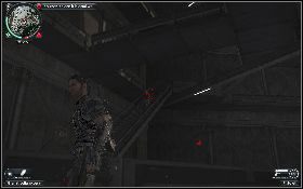 Możesz wybijać po kolei wszystkich przeciwników, albo od razu wskoczyć do dziury obok zbiornika i przy pomocy linki kierować się w dół [1] - Wzloty i upadki | Opis przejścia Just Cause 2 - Żniwiarze I - Just Cause 2 - poradnik do gry