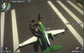 Przy pomocy spadochronu [1] udaj się na pas startowy, na którym stoi samolot z hakerem i skorzystaj z linki [2] , aby szybko dostać się do środka maszyny - Problemy na lotnisku | Opis przejścia Just Cause 2 - Karaluchy I - Just Cause 2 - poradnik do gry