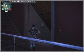 Po zebraniu danych z trzech laptopów wróć na pas startowy i zeskocz na metalową kładkę okalającą pokład [1] i skieruj się do jednego z dwóch przejść [2] , prowadzących pod pokład - Klub Mile High | Opis przejścia Just Cause 2 - Karaluchy II - Just Cause 2 - poradnik do gry