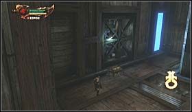 Po zakończonej walce przejdź do kolejnego pomieszczenia i opróżnij znajdującą się tam skrzynie ze wzmocnieniem (po lewej stronie), następnie zadziałaj na przełączniku - aMAZEd - sekretne trofeum (1) | Trofea w God of War III - God of War III - poradnik do gry