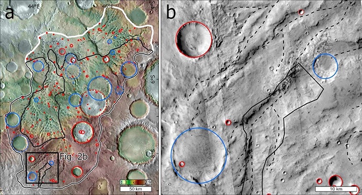 Szczegółowa mapa sieci dolin na Marsie, które zaznaczone zostały przerywaną, czarną linią. Natomiast kratery uderzeniowe oznaczone niebieskimi i czerwonymi kółkami. Źródło: NASA