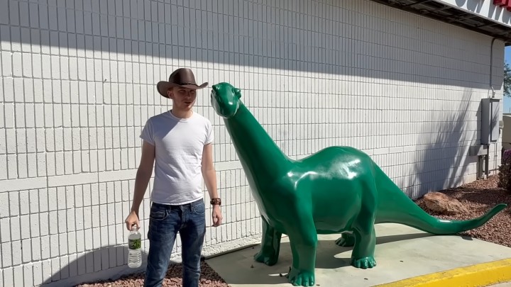 Zamiast wielkiego tyranozaura jest zminiaturyzowany roślinożerca, ale dobre i to. Źródło: Billy Cobb, YouTube - Fan Fallouta odbył całą podróż kuriera z New Vegas. Prawdziwe miasteczka i lokacje z Nevady wyglądają naprawdę znajomo - wiadomość - 2025-10-14