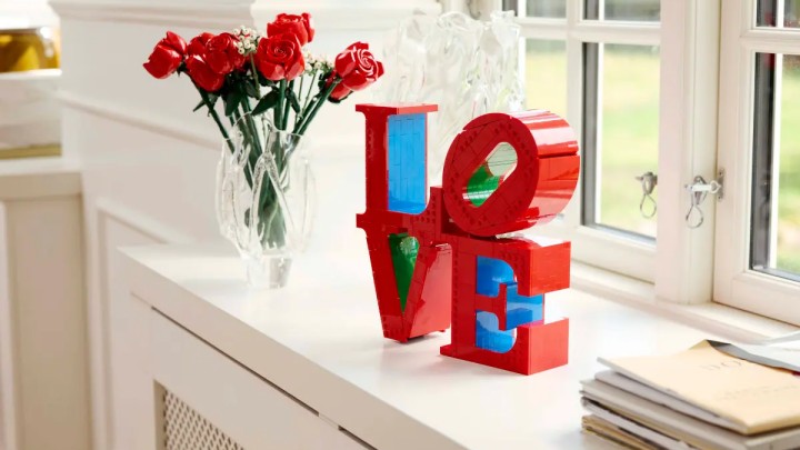 Źródło: LEGO; materiały promocyjne - Miłosna rzeźba LEGO idealna na walentynki. Lepsza od kamienia z napisem „love” - wiadomość - 2025-01-13