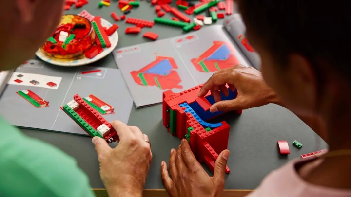 Źródło: LEGO; materiały promocyjne - Miłosna rzeźba LEGO idealna na walentynki. Lepsza od kamienia z napisem „love” - wiadomość - 2025-01-13