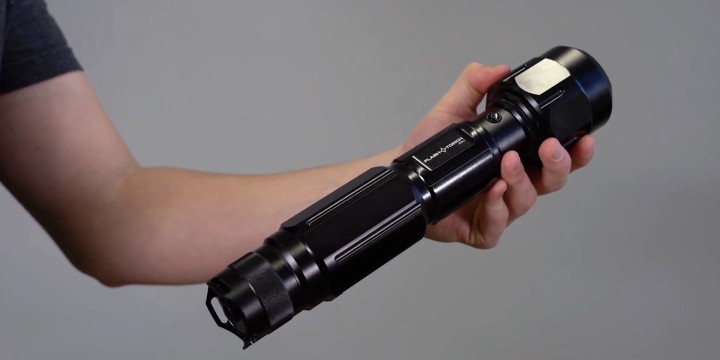 Przepala wszystko: Czy to jeszcze latarka, czy już palnik? - ilustracja #1