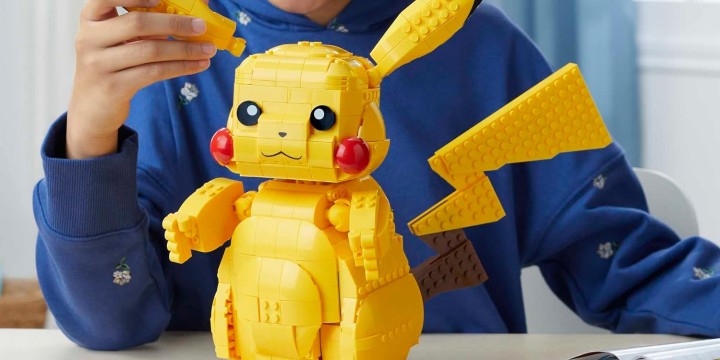 Źródło: MEGA Bloks, materiały promocyjne. - Ogromny, 30-centymetrowy Pikachu w cenie, która Cię zelektryzuje. Ten klockowy Pokemon przypomniał mi szkolne czasy - wiadomość - 2024-05-10