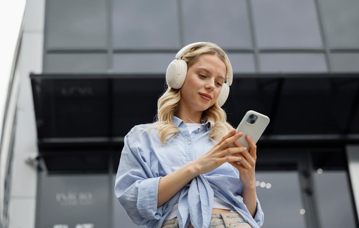 Źródło: Edifier; materiały promocyjne - „Jestem zakochany w tych słuchawkach”. Mają ANC, baterię na 45 godzin, chwalą je edytorzy wideo i kosztują niecałe 150 zł - wiadomość - 2025-10-10