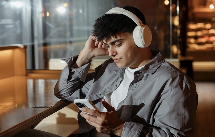 Źródło: Edifier; materiały promocyjne - „Jestem zakochany w tych słuchawkach”. Mają ANC, baterię na 45 godzin, chwalą je edytorzy wideo i kosztują niecałe 150 zł - wiadomość - 2025-10-10