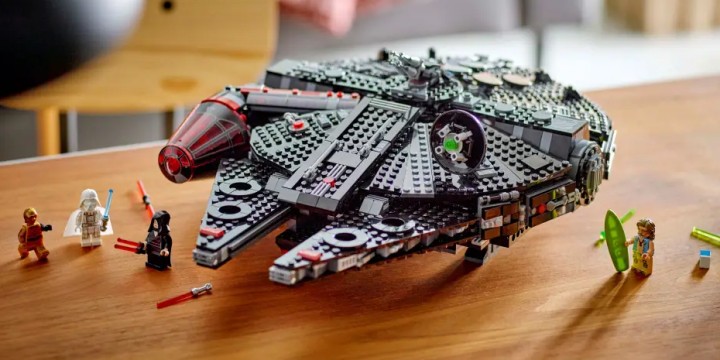 Źródło: LEGO; materiały promocyjne - Zestaw, który potwierdza szaloną teorię fanów Star Wars, jest teraz w galaktycznej promocji na Amazonie. LEGO Mroczny Sokół Millennium wywraca uniwersum Gwiezdnych wojen do góry nogami - wiadomość - 2024-08-09