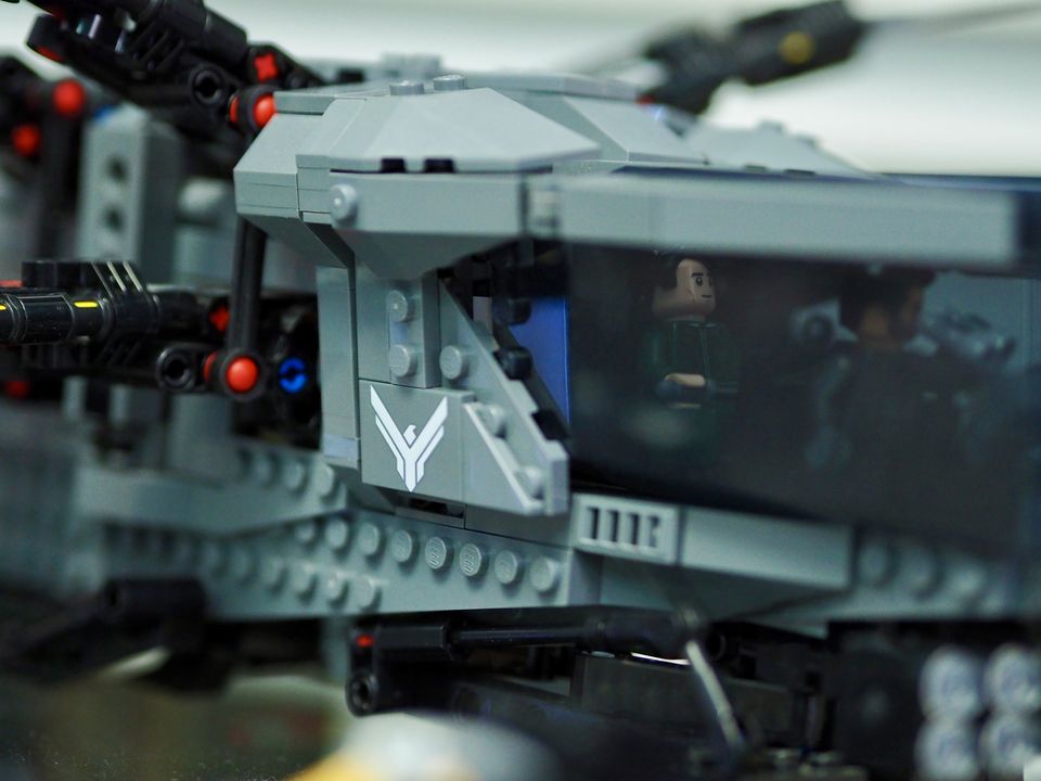 Detali na strukturze statku nie brakuje. Źródło: Własne. - Nie mogę uwierzyć, że w tak niskiej cenie dostajemy jeden z najlepszych zestawów LEGO w 2024 roku. Royal Ornithopter to epicki model, który codziennie cieszy moje oczy - wiadomość - 2024-11-08