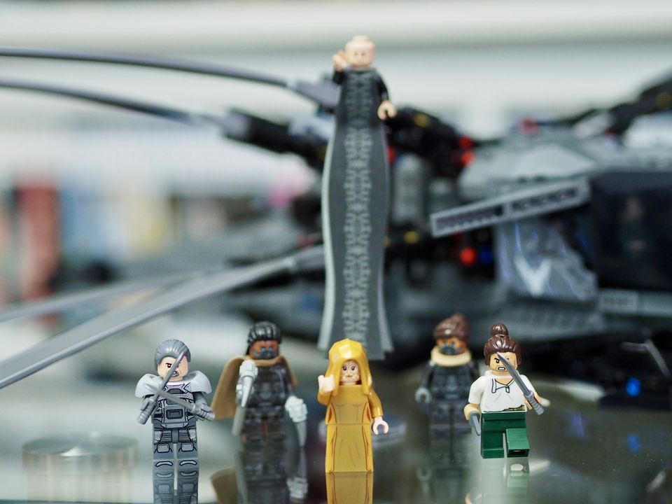 Filmowe postacie w formie minifigurek prezentują się świetnie. Źródło: Własne. - Nie mogę uwierzyć, że w tak niskiej cenie dostajemy jeden z najlepszych zestawów LEGO w 2024 roku. Royal Ornithopter to epicki model, który codziennie cieszy moje oczy - wiadomość - 2024-11-08