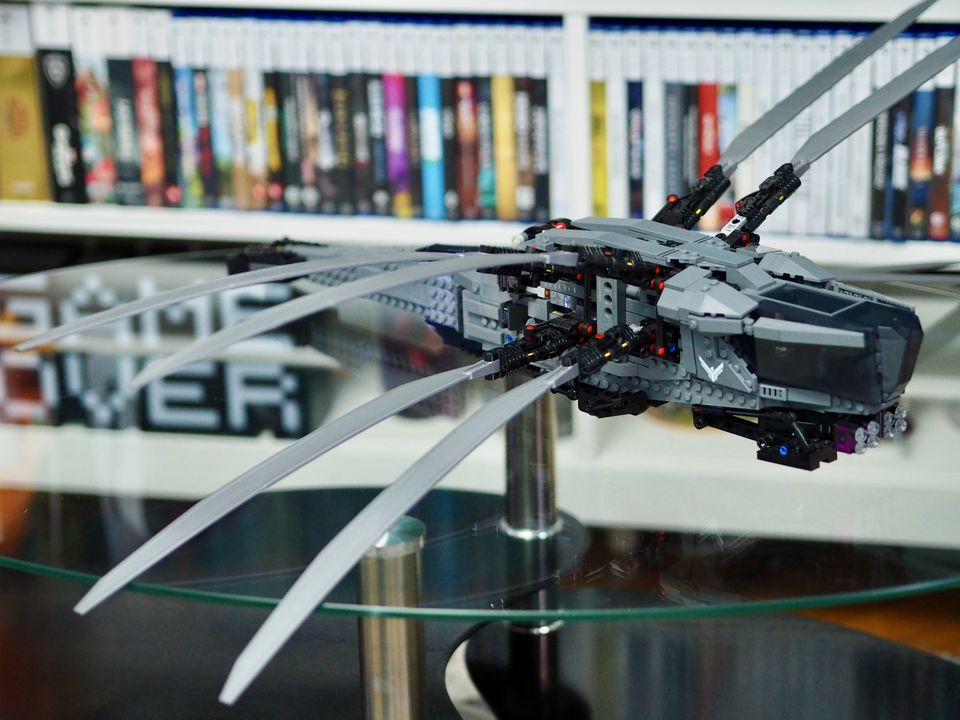 Skrzydełka są przepotężne i znacząco zwiększają rozmiar modelu. Źródło: Własne. - Nie mogę uwierzyć, że w tak niskiej cenie dostajemy jeden z najlepszych zestawów LEGO w 2024 roku. Royal Ornithopter to epicki model, który codziennie cieszy moje oczy - wiadomość - 2024-11-08