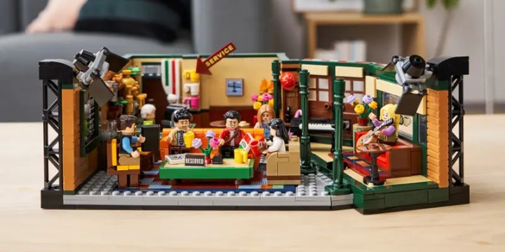 Źródło: LEGO, materiały promocyjne. - Ten zestaw przypomniał mi, jak bardzo kocham serial Przyjaciele. LEGO Ideas Central Perk to jeden z najlepszych produktów, jakie stworzył duński producent - wiadomość - 2024-05-09