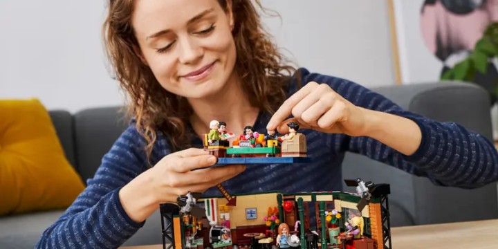Źródło: LEGO, materiały promocyjne. - Ten zestaw przypomniał mi, jak bardzo kocham serial Przyjaciele. LEGO Ideas Central Perk to jeden z najlepszych produktów, jakie stworzył duński producent - wiadomość - 2024-05-09